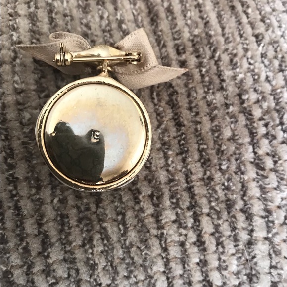 LC BROOCH PIN CHRISTMAS COLLECTABLE PIN - Picture 2 of 3